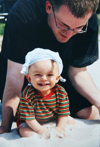 F.Thiele/Papa Frank mit Tochter Emelie im Sand (der Sonnenhut war weg, aber Papa's Taschentuch machts auch)! 